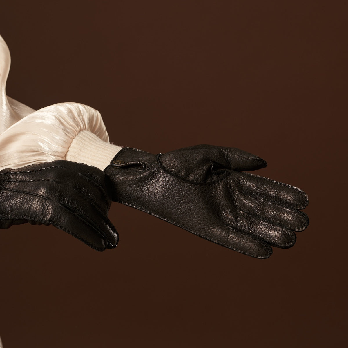 Donatella (black) – Luxurious Italian peccary leather gloves with cashmere lining - Leather Gloves Online - Luxury Leather Gloves - 9