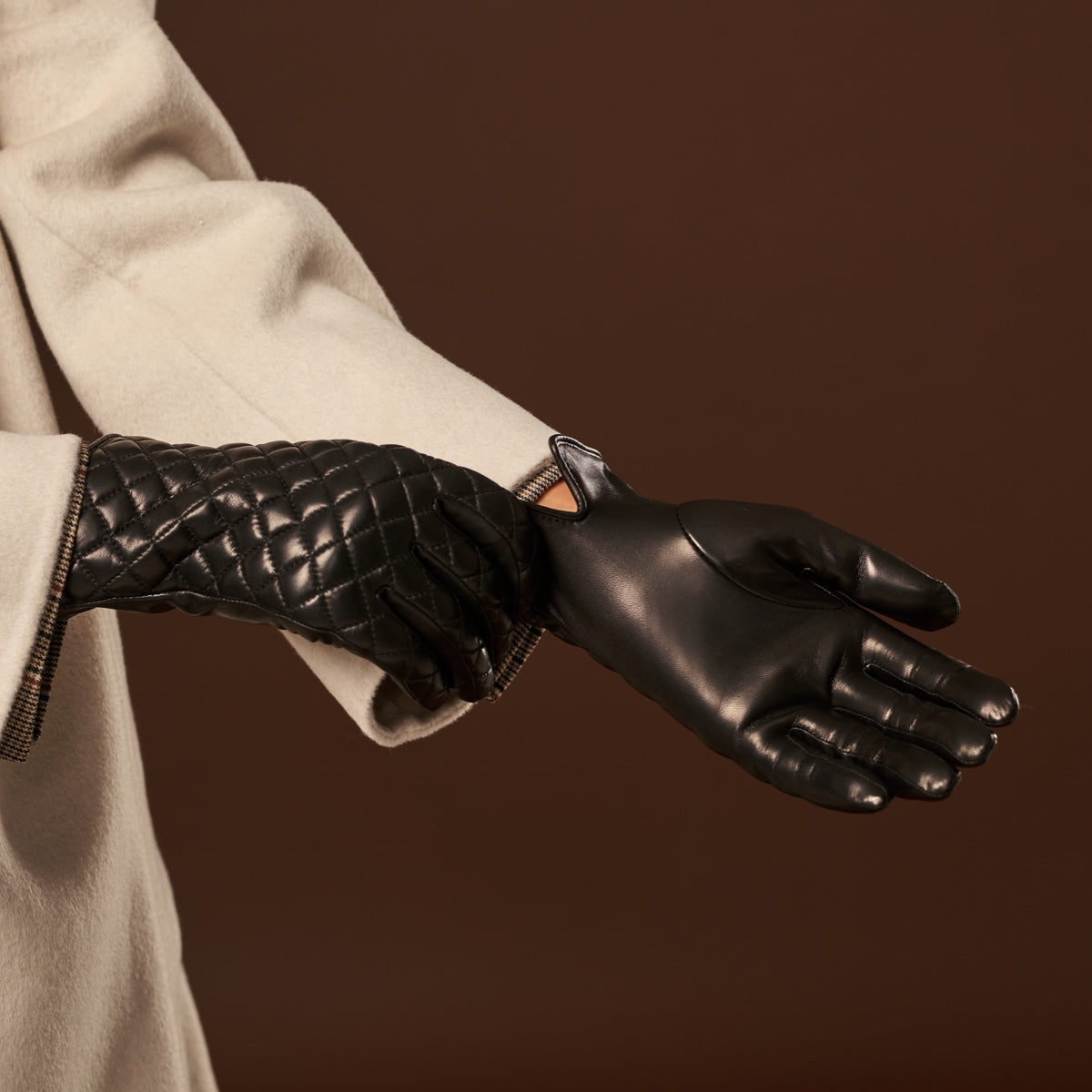 Emilia (black) - classic Italian lambskin leather gloves with cashmere lining and checkered pattern - Leather Gloves Online - Luxury Leather Gloves - 8