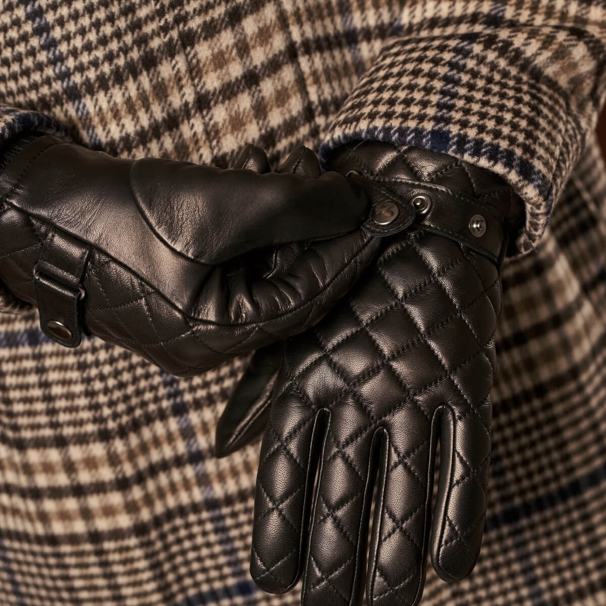 Luca (black) - Italian lambskin leather gloves with cashmere lining and checkered pattern - Leather Gloves Online - Luxury Leather Gloves - 7