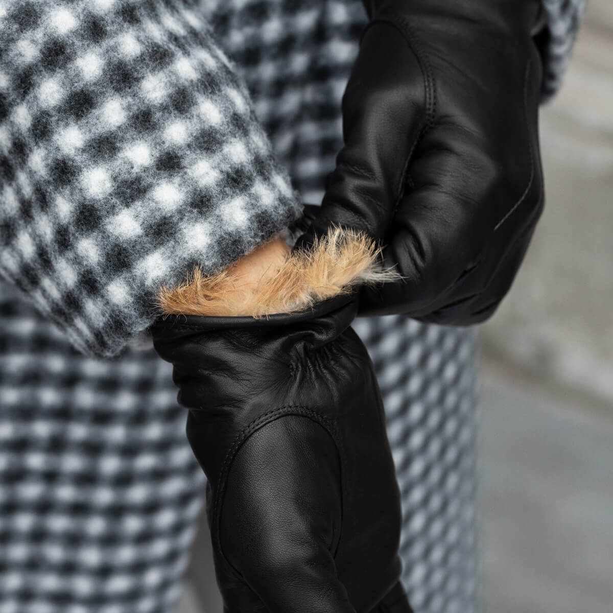Francesca (black) - Italian lambskin leather gloves with brown rabbit fur lining - Leather Gloves Online - Luxury Leather Gloves - 6