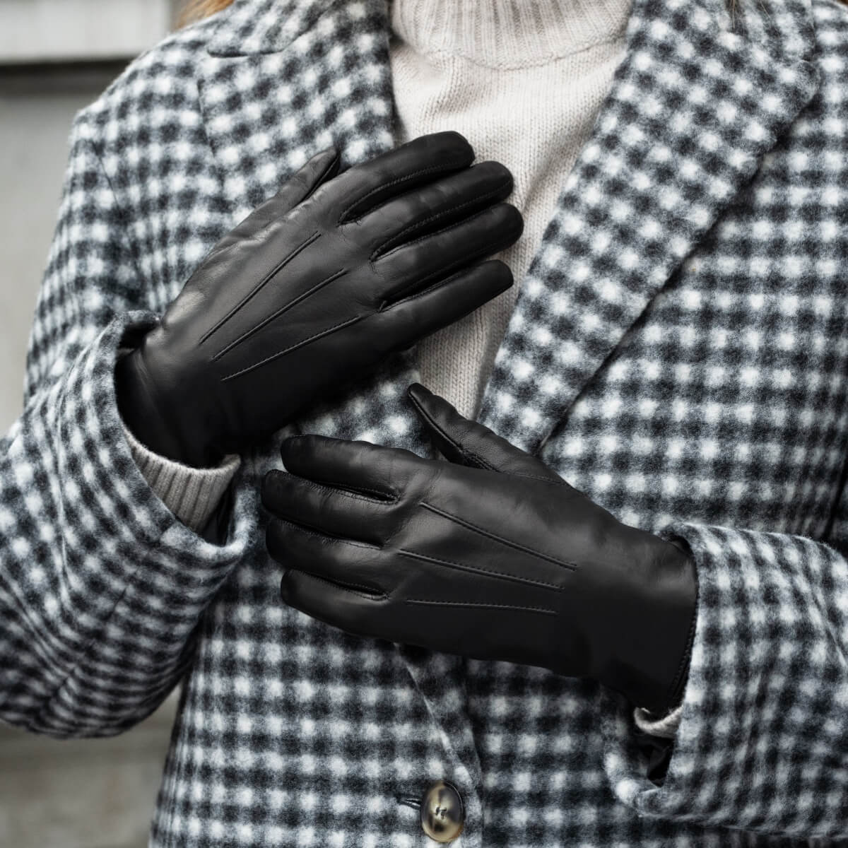 Francesca (black) - Italian lambskin leather gloves with white rabbit fur lining - Leather Gloves Online - Luxury Leather Gloves - 5