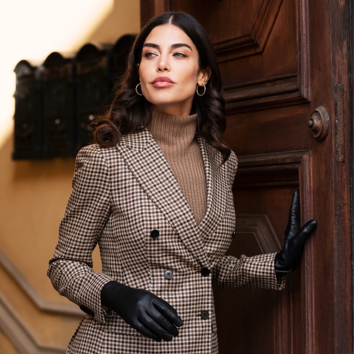 Bella (black) - Italian lambskin leather gloves with lambswool lining & touchscreen feature - Leather Gloves Online - Luxury Leather Gloves - 5