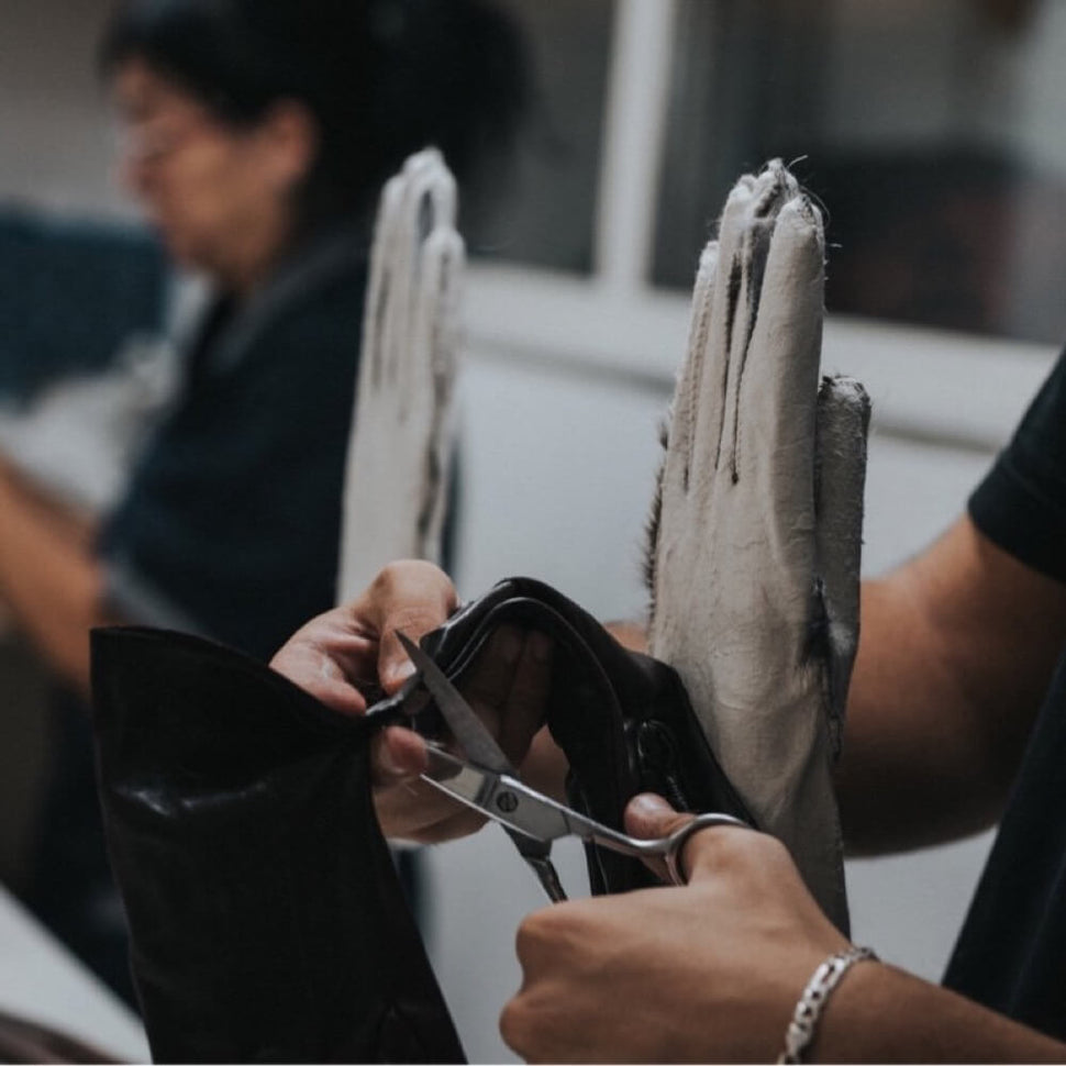 Men's Driving Gloves Deerskin Dark Brown - Handmade in Italy – Premium Leather Gloves – Leather Gloves Online® -  Production - 1