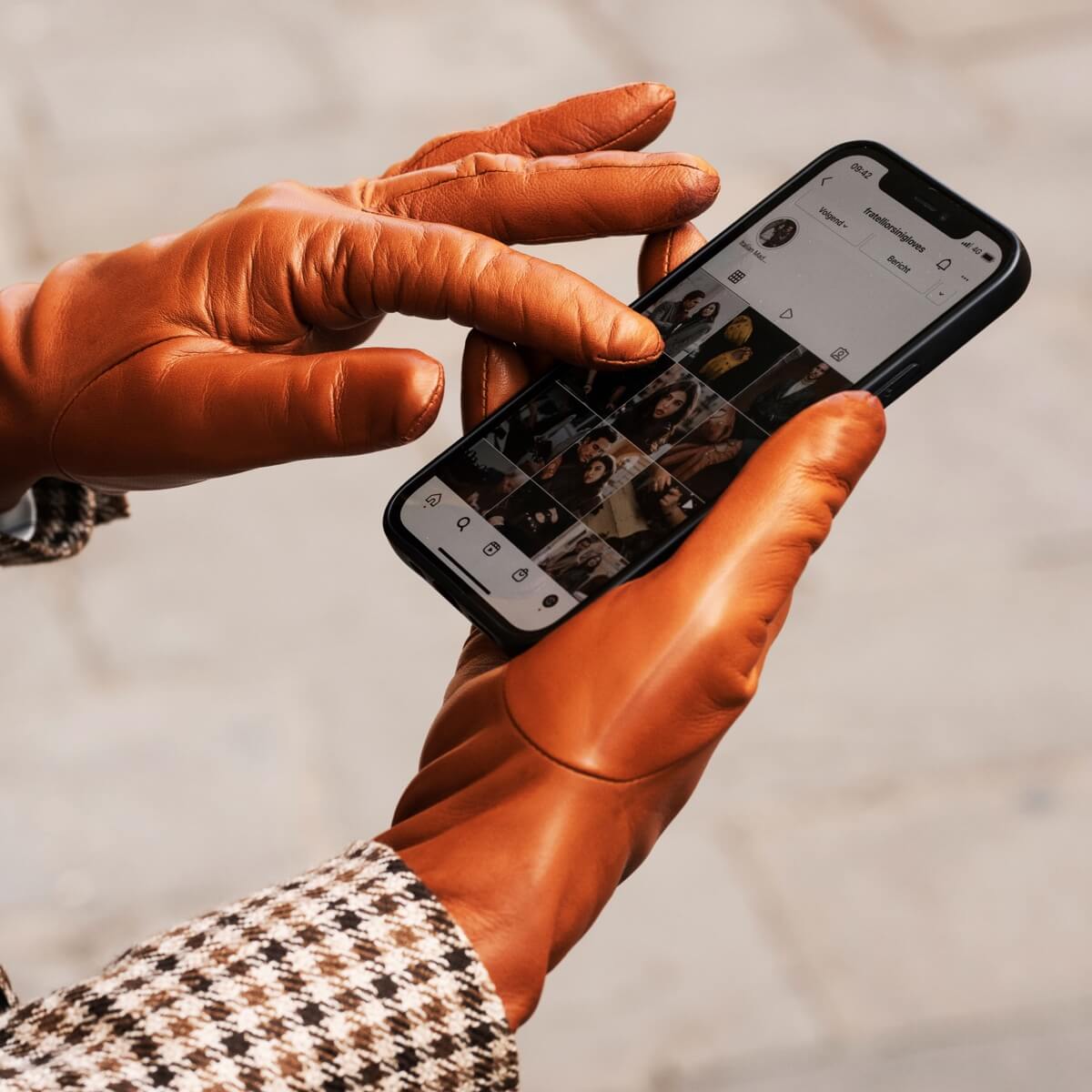Isabella (cognac) - Italian lambskin leather gloves with cashmere lining & touchscreen feature - Leather Gloves Online - Luxury Leather Gloves - 4