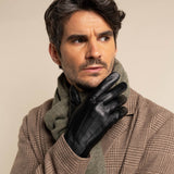 Elijah (black) – Timeless sheepskin leather gloves with luxurious cashmere lining & touchscreen capability