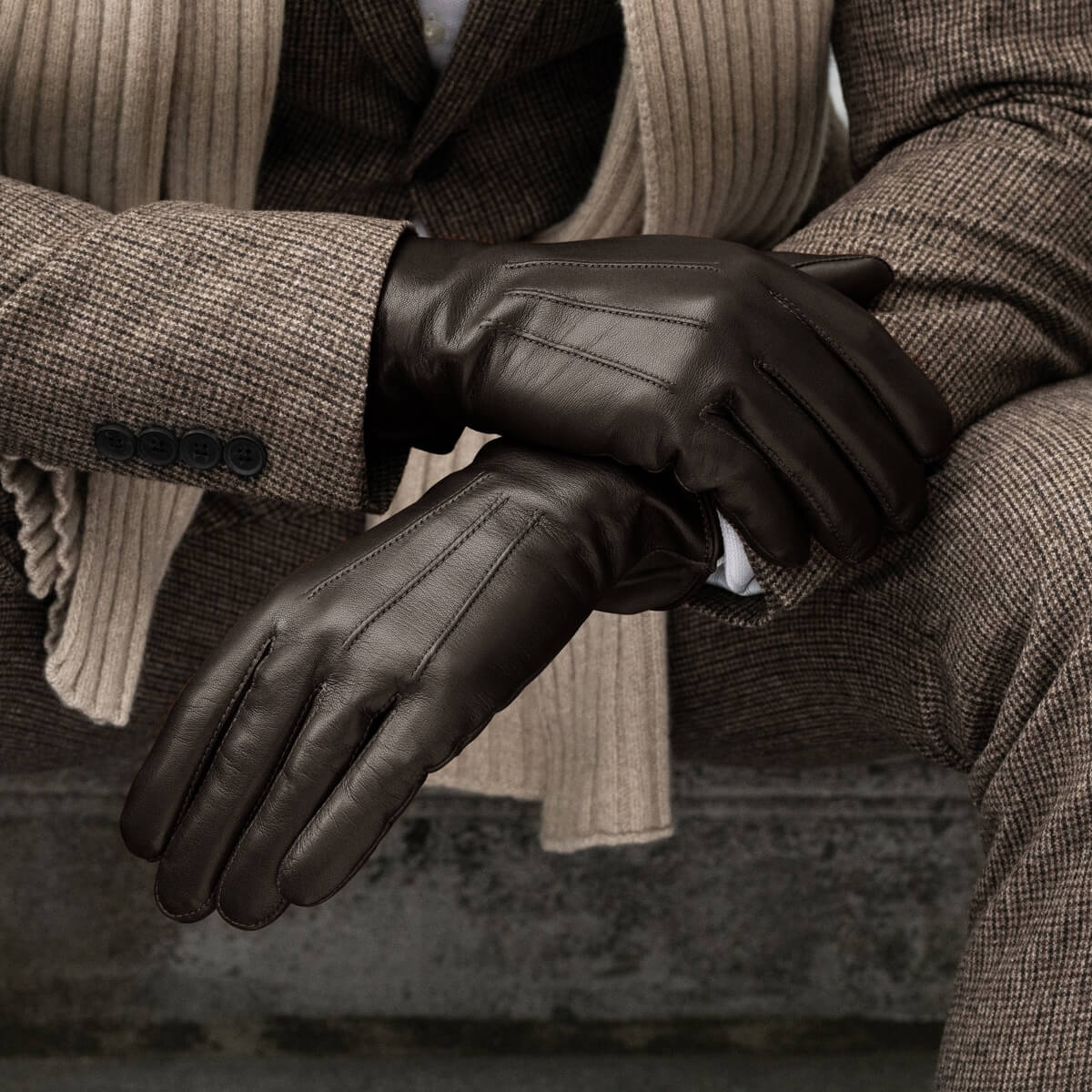 Giovanni (brown) - classic Italian lambskin leather gloves with cashmere lining - Fratelli Orsini - Luxury Leather Gloves - Handmade in Italy - 4