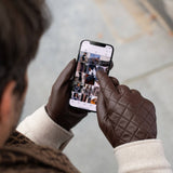 Sebastian (brown) – Sheepskin leather gloves with snap closure & touchscreen feature