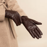 Selena (brown) – Sheepskin leather gloves with diamond pattern and touchscreen feature