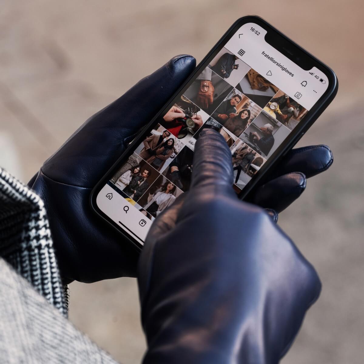 Leather Gloves Touchscreen Navy Women Isabella - Leather Gloves Online® - Luxury Leather Gloves - Made in Italy - 4